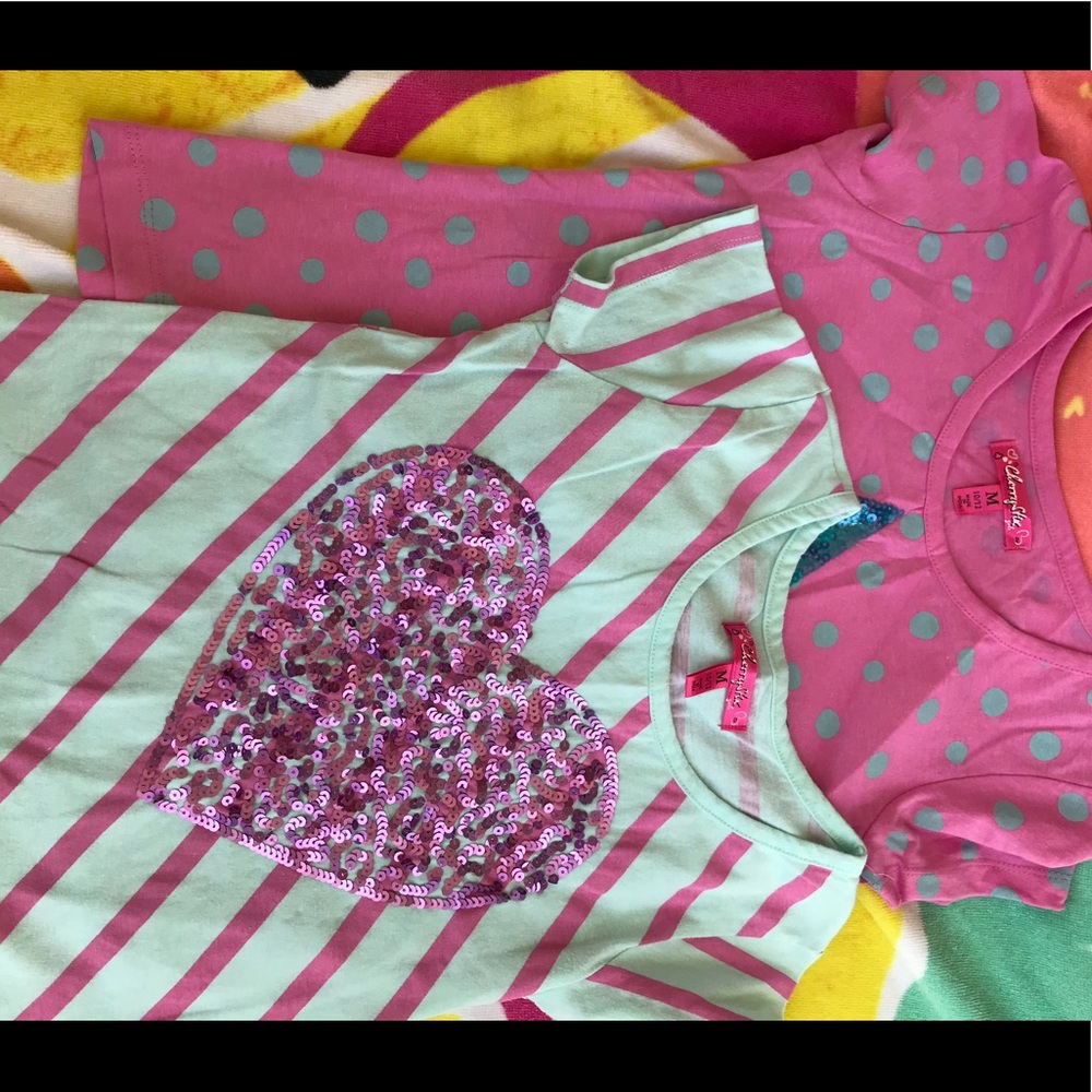 2 Girls short sleeved tops